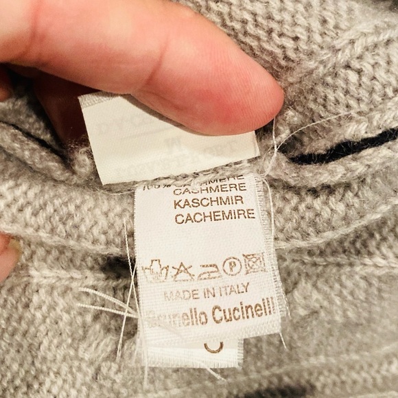 Brunello Cucinelli classic gray cashmere cable knit crew neck sweater. Medium - Picture 5 of 8